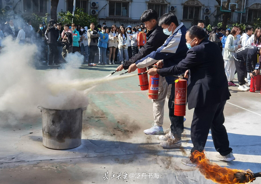 武汉一高校开展消防演习活动 大学生参与热情高