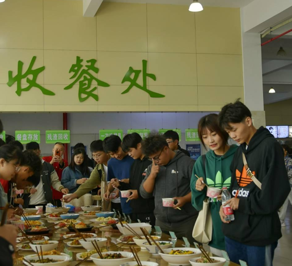 武汉一高校食堂开展“美食品评会”邀请学生免费品尝美食