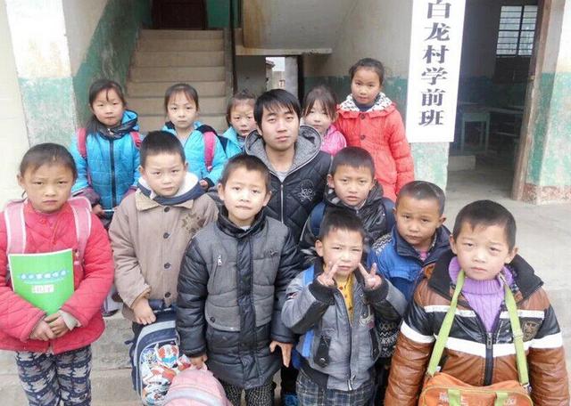 高校举办“伸出援手，帮助孩子”爱心捐赠活动