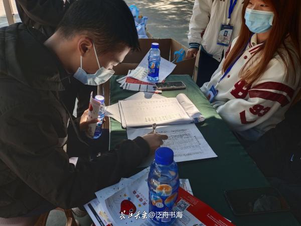 武汉一高校大学生无偿献血热情高 一天内献血135580毫升