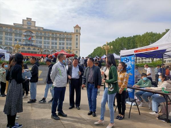 武汉一高校举行校友企业招聘会 65家企业向学弟学妹抛出橄榄枝