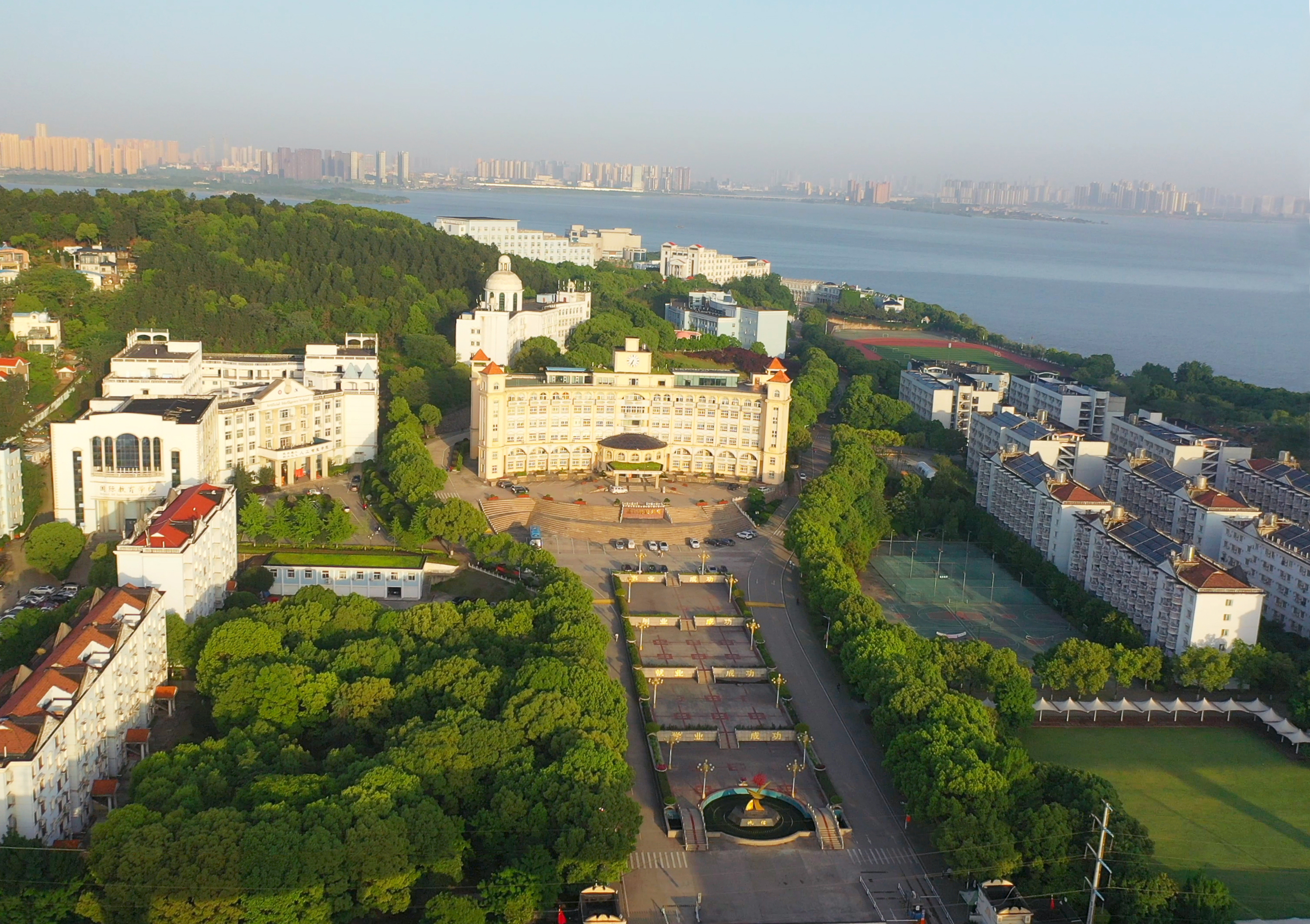 全国十大美丽湖景校园！武汉这所高校上榜！有多美，组图欣赏