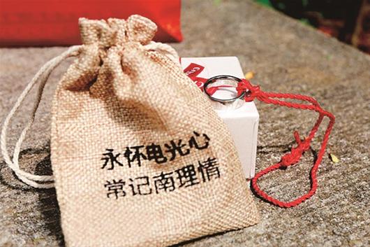 楚天都市报讯 图为：湖北大学外语学院：“湖小贝”