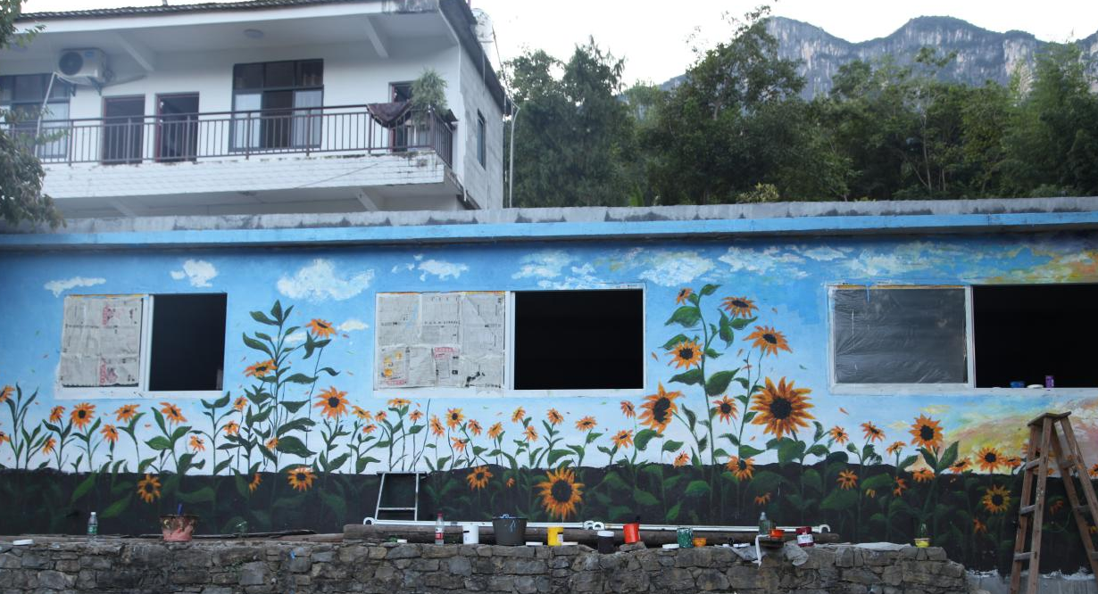 为爱上色 武汉一高校大学生志愿服务队义务墙绘助力乡村振兴