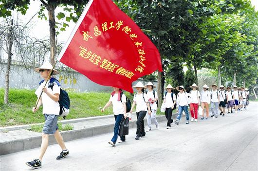 图文：“90后”学生徒步去红安
