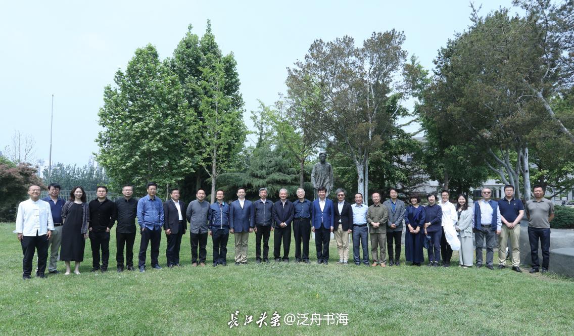 武昌理工学院教师钟源参与编撰的《徐悲鸿全集》出版