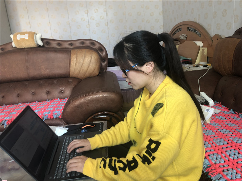 20200419121052_763.jpg 通识素质教育学院蒙静老师在给同学们上《国粹概论》网课.jpg