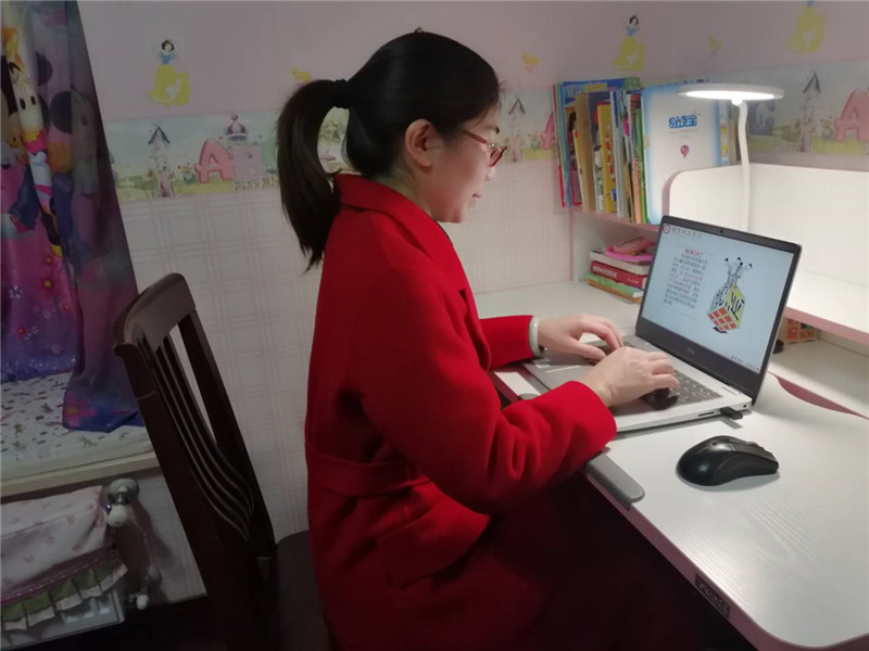 20200419114706_318134.jpg 1、李芳老师在进行《大学生职业规划与就业指导》线上教学.jpg