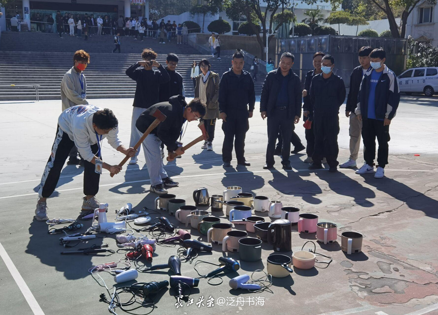 武汉一高校开展消防演习活动 大学生参与热情高