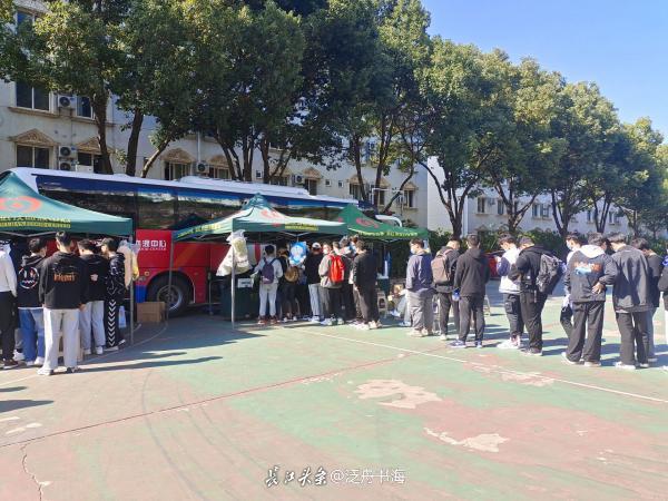 武汉一高校大学生无偿献血热情高 一天内献血135580毫升