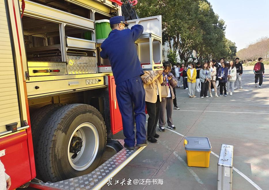 武汉一高校开展消防演习活动 大学生参与热情高