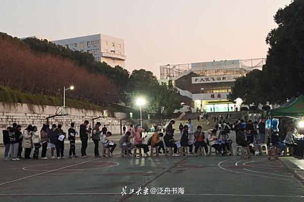 武汉一高校大学生无偿献血热情高 一天内献血135580毫升