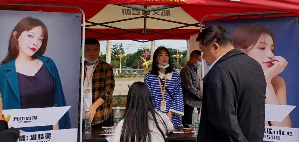 武汉一高校举行校友企业招聘会 65家企业向学弟学妹抛出橄榄枝