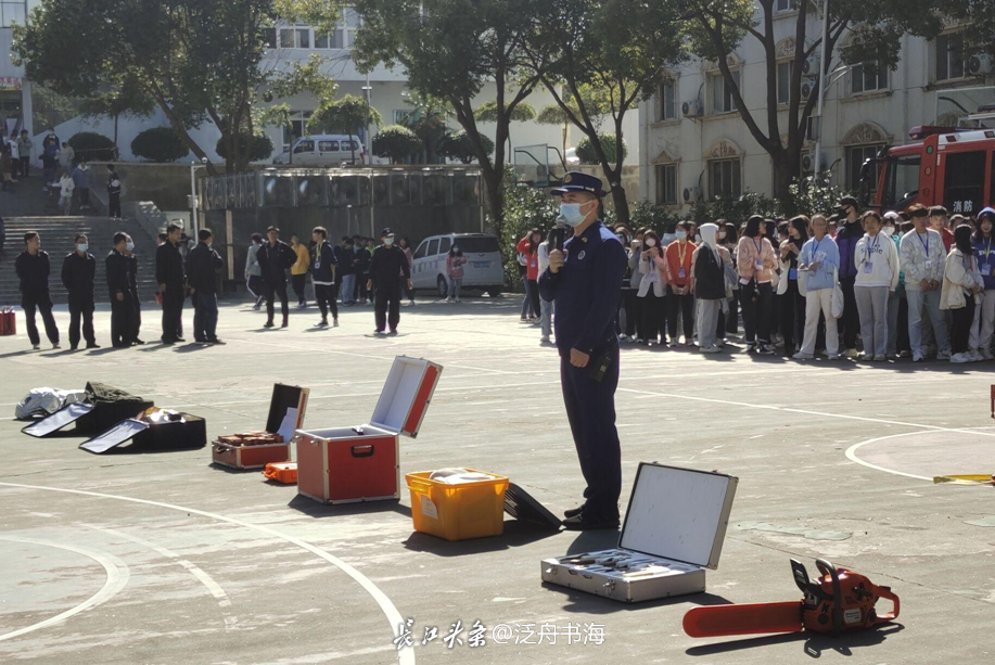 武汉一高校开展消防演习活动 大学生参与热情高