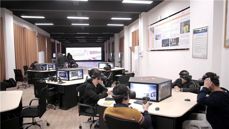 20200619142141_229566.jpg 2、学校拥有多个功能齐全、设备先进的专业实验室.jpg