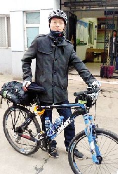 为陪打工父母过年武汉大学生骑车赴中山